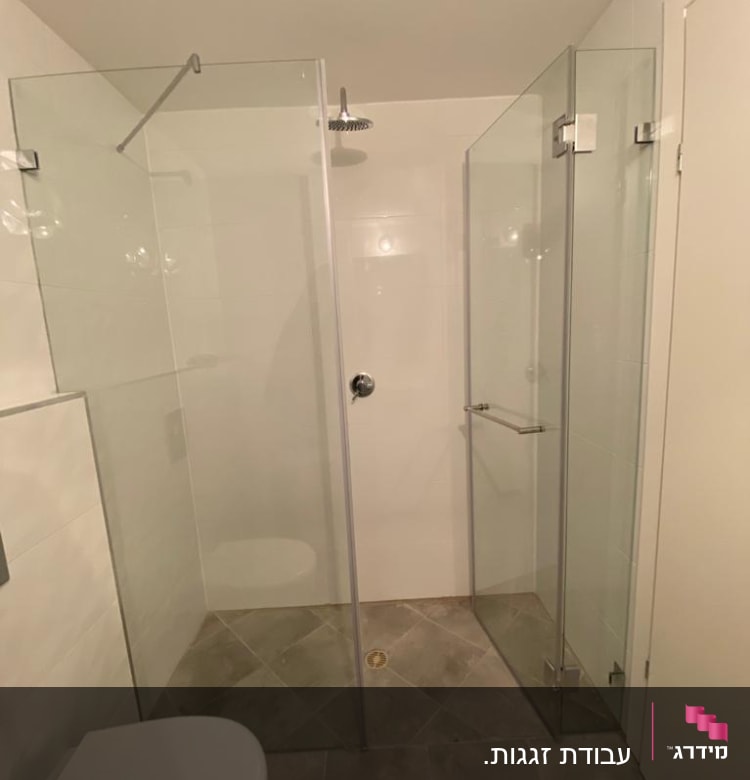 מקלחון זכוכית עם דלתות שקופות ומסגרת מתכת